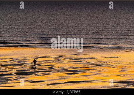 France, somme, Ault, pêcheurs sur la plage à Ault au crépuscule Banque D'Images