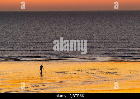 France, somme, Ault, pêcheurs sur la plage à Ault au crépuscule Banque D'Images