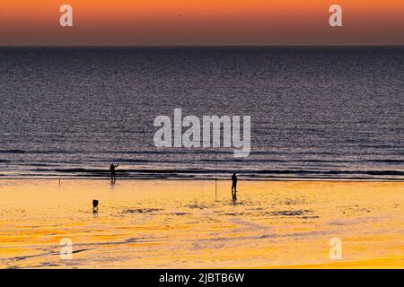 France, somme, Ault, pêcheurs sur la plage à Ault au crépuscule Banque D'Images