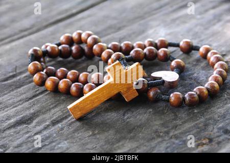 Saint Rosaire sur fond de bois ancien. Concept religieux. Copier l'espace Banque D'Images