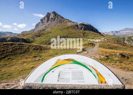 France, Savoie, Parc national de la Vanoise, Val-d'Isère, point de vue de la Tarentaise à 2533 m sur la route des grandes Alpes près du Col de l'Iseran, entre Val-d'Isère et Bonneval-sur-Arc, crête des Lessières (2873 m) en arrière-plan Banque D'Images