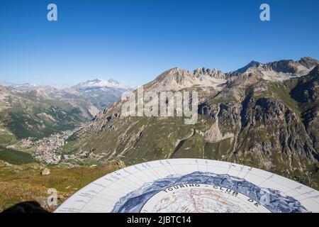 France, Savoie, Parc national de la Vanoise, Val-d'Isère, point de vue de la Tarentaise à 2528 m sur la route des grandes Alpes près du Col de l'Iseran, entre Val-d'Isère et Bonneval-sur-Arc, vallée de Val-d'Isère (1844 m) Et les sommets de Dôme de la vache (3473) et du Mont Pourri (3469) en arrière-plan Banque D'Images