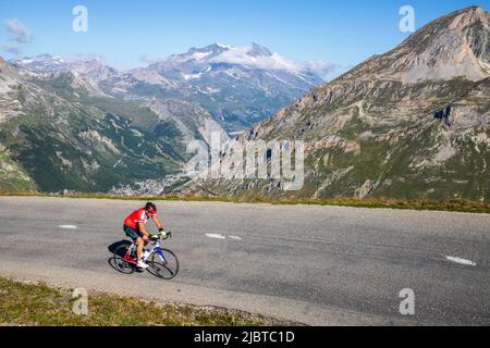 France, Savoie, Parc national de la Vanoise, vue de la route des grandes Alpes, entre Val-d'Isère et Bonneval-sur-Arc, sur la vallée du Val-d'Isère (1844 m), les sommets de la Dôme de la vache (3473) et du Mont Pourri (3469) en arrière-plan Banque D'Images