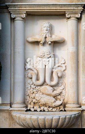 France, Gironde (33), Saint-Émilion, classé au patrimoine mondial de l'UNESCO, Château Cadet-bon, classé Premier Grand cru classé, fontaine du château Banque D'Images