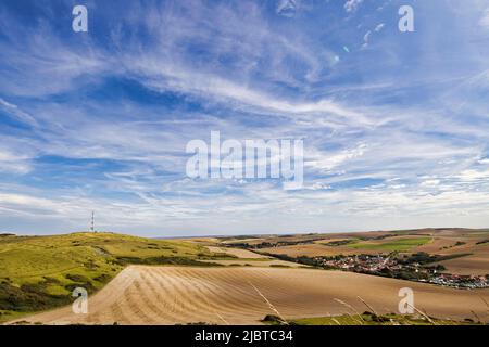 France, pas de Calais, Grand site des deux caps, parc naturel régional des caps et marais d'Opale, Côte d'Opale, Cap blanc nez, vue sur la campagne et le village d'Escalles Banque D'Images