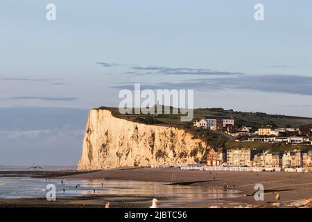France, somme, Côte d'Albatre, Mers les bains, vue sur la plage de galets et ses chalets, notre Dame de la falaise en arrière-plan Banque D'Images