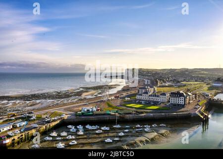 France, somme, Côte d'Albatre, Mers les bains, vue sur la plage de galets et ses chalets (vue aérienne) Banque D'Images