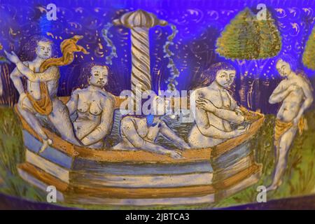 Italie, Venetia, Venise, classée au patrimoine mondial de l'UNESCO, Murano, Musée du verre, Coppa Barovier (vers 1460), verre soufflé bleu émaillé représentant le bain des jeunes femmes Banque D'Images