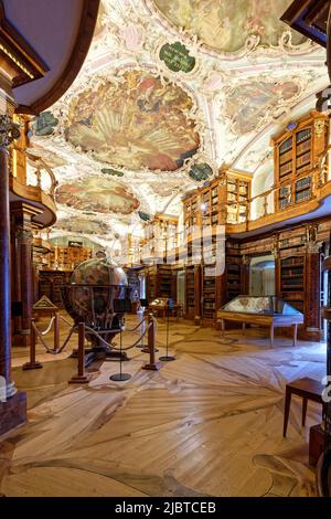 Suisse, canton de Saint-Gall, St-Gall, centre historique, bibliothèque de l'abbaye datant du 18th siècle, intérieur somptueux de style rococo et collection de littérature médiévale. Considérée comme la plus ancienne et la plus riche bibliothèque suisse, certains de ses 160 000 livres remontent à la fondation de l'abbaye au milieu du 8th siècle, patrimoine mondial de l'UNESCO Banque D'Images