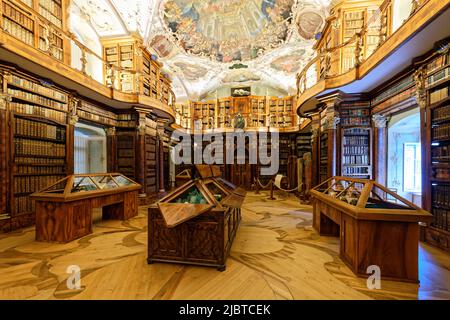 Suisse, canton de Saint-Gall, St-Gall, centre historique, bibliothèque de l'abbaye datant du 18th siècle, intérieur somptueux de style rococo et collection de littérature médiévale. Considérée comme la plus ancienne et la plus riche bibliothèque suisse, certains de ses 160 000 livres remontent à la fondation de l'abbaye au milieu du 8th siècle, patrimoine mondial de l'UNESCO Banque D'Images