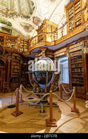 Suisse, canton de Saint-Gall, St-Gall, centre historique, bibliothèque de l'abbaye datant du 18th siècle, intérieur somptueux de style rococo et collection de littérature médiévale. Considérée comme la plus ancienne et la plus riche bibliothèque suisse, certains de ses 160 000 livres remontent à la fondation de l'abbaye au milieu du 8th siècle, patrimoine mondial de l'UNESCO Banque D'Images