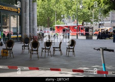 Berlin, Allemagne. 08th juin 2022. Une voiture a labouré dans un groupe de personnes sur 8 juin 2022, tuant une personne et blessant plusieurs autres. (Photo de Michael Kuenne/PRESSCOV/Sipa USA) crédit: SIPA USA/Alay Live News Banque D'Images
