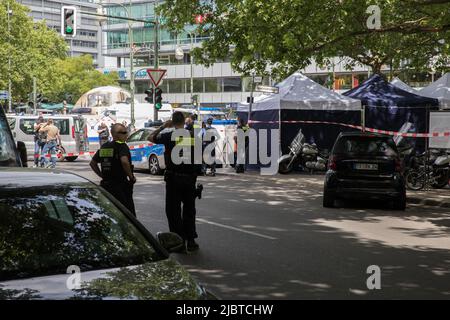 Berlin, Allemagne. 08th juin 2022. Une voiture a labouré dans un groupe de personnes sur 8 juin 2022, tuant une personne et blessant plusieurs autres. (Photo de Michael Kuenne/PRESSCOV/Sipa USA) crédit: SIPA USA/Alay Live News Banque D'Images