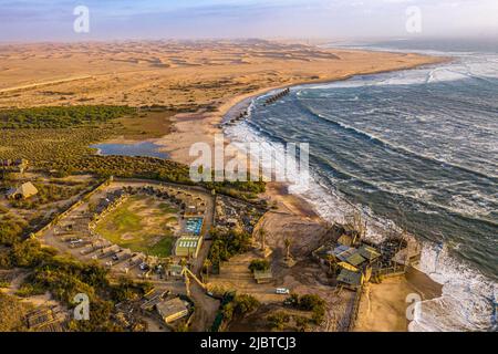 Namibie, Skeleton Coast, région d'Erongo, Swakopmund, Tiger Reef Camping et le désert du Namib en arrière-plan, vue aérienne sur la côte Banque D'Images