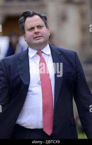 Harry Cole - rédacteur politique du Soleil - sur le College Green à Westminster avant un vote de confiance en Boris Johnson, 6 juin 2022 Banque D'Images