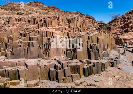 Namibie, région de Kunene, Damaraland, Khorixas, tuyaux d'organes, Organes de basalte classés au patrimoine mondial par l'UNESCO, les organes ont été formés il y a environ 150 millions d'années après l'intrusion de liquide lave dans une formation de roche d'ardoise qui a été exposée au fil du temps par l'érosion Banque D'Images