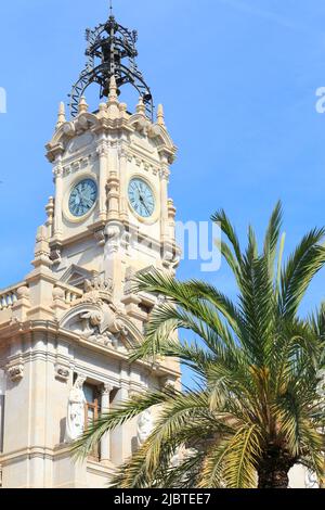 Espagne, Valence, place de l'Hôtel de ville (Plaza del Ayuntamiento), tour de l'horloge de l'Hôtel de ville construite en 1905 par les architectes Francisco de Mora y Berenguer et Carlos Carbonell Pañella Banque D'Images