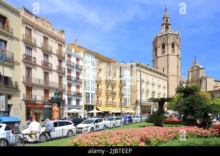 Espagne, Valence, Plaza de la Reina, façades de bâtiments avec en arrière-plan le clocher de la cathédrale (Micalet) de style gothique (1381-1424) surmonté d'un campanile du 18th siècle Banque D'Images