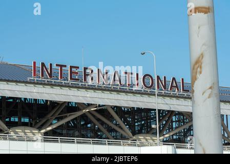 Signe international sur le toit d'un aéroport international Banque D'Images