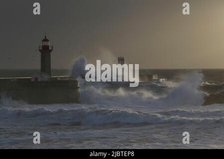 L'embouchure de la rivière Douro piers et balises au nord dans une soirée de mer agitée Banque D'Images