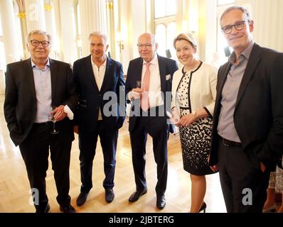 Berlin, Allemagne. 08th juin 2022. Franziska Giffey (SPD), Maire de Berlin, discute avec ses prédécesseurs au bureau Eberhard Diepgen (CDU l-r), Klaus Wowereit (SPD), Walter Momper (SPD) et Michael Müller (SPD) au début d'une réception en l'honneur de Wolf Biermann, tardivement à son anniversaire de 85th, Dans la salle des colonnes des Rotes Rathaus. Credit: Wolfgang Kumm/dpa/Alay Live News Banque D'Images