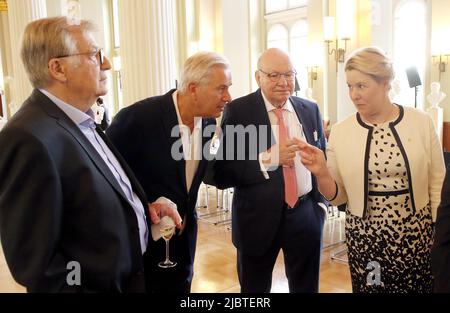 Berlin, Allemagne. 08th juin 2022. Franziska Giffey (SPD), maire au pouvoir, discute avec ses prédécesseurs au bureau Eberhard Diepgen (CDU l-r), Klaus Wowereit (SPD) et Walter Momper (SPD) au début d'une réception en l'honneur de Wolf Biermann, tardivement à son anniversaire de 85th, dans la salle des colonnes des Rotes Rathaus. Credit: Wolfgang Kumm/dpa/Alay Live News Banque D'Images