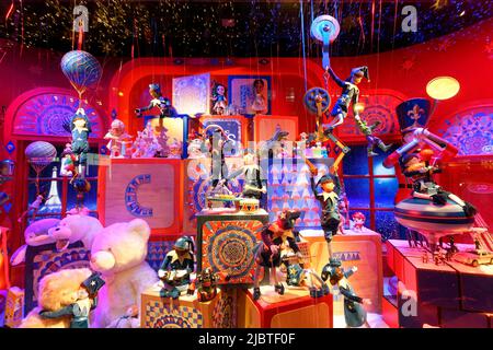 France, Paris, vitrine des Galeries Lafayette à Noël Banque D'Images