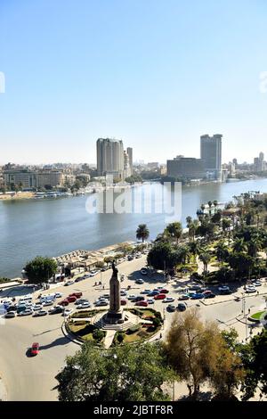 Égypte, le Caire, quartier de Zamalek, île de Gezira, vue d'ensemble avec le Nil et la place de l'Opéra avec la statue de Saad Zaghloul Banque D'Images