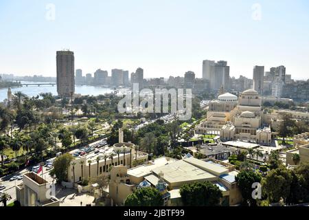 Egypte, le Caire, quartier de Zamalek, île de Gezira, vue d'ensemble avec le Nil et l'hôtel Sofitel Cairo Nile El Gezirah Banque D'Images