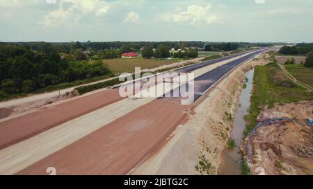 un drone a tiré sur une nouvelle route en construction. Photo de haute qualité Banque D'Images