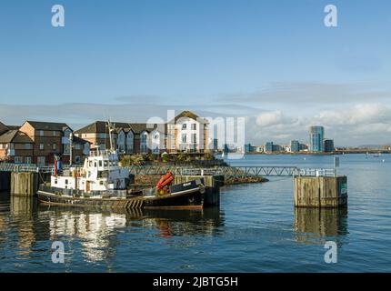 Le bateau Mair s'est amarré au port de Penarth dans la baie de Cardiff lors d'une journée de janvier lumineuse et ensoleillée. Banque D'Images