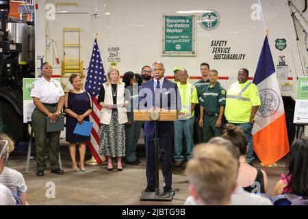 New York, NY, États-Unis. 7th juin 2022. Spring Street DSNY, New York, Etats-Unis, 07 juin 2022 - le maire de New York, Eric Adams, et la commissaire du Département de l'assainissement de la ville de New York, Jessica Tisch, annoncent l'ouverture de l'inscription à l'examen de la fonction publique des travailleurs de l'assainissement à New York. Photo: Luiz Rampelotto/EuropaNewswire.PHOTO CRÉDIT OBLIGATOIRE. (Image de crédit : © Luiz Rampelotto/ZUMA Press Wire) Banque D'Images