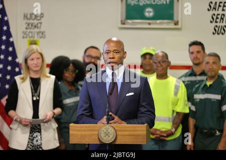 New York, NY, États-Unis. 7th juin 2022. Spring Street DSNY, New York, Etats-Unis, 07 juin 2022 - le maire de New York, Eric Adams, et la commissaire du Département de l'assainissement de la ville de New York, Jessica Tisch, annoncent l'ouverture de l'inscription à l'examen de la fonction publique des travailleurs de l'assainissement à New York. Photo: Luiz Rampelotto/EuropaNewswire.PHOTO CRÉDIT OBLIGATOIRE. (Image de crédit : © Luiz Rampelotto/ZUMA Press Wire) Banque D'Images