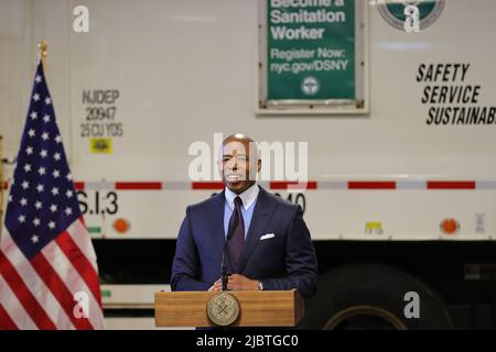 New York, NY, États-Unis. 7th juin 2022. Spring Street DSNY, New York, Etats-Unis, 07 juin 2022 - le maire de New York, Eric Adams, et la commissaire du Département de l'assainissement de la ville de New York, Jessica Tisch, annoncent l'ouverture de l'inscription à l'examen de la fonction publique des travailleurs de l'assainissement à New York. Photo: Luiz Rampelotto/EuropaNewswire.PHOTO CRÉDIT OBLIGATOIRE. (Image de crédit : © Luiz Rampelotto/ZUMA Press Wire) Banque D'Images