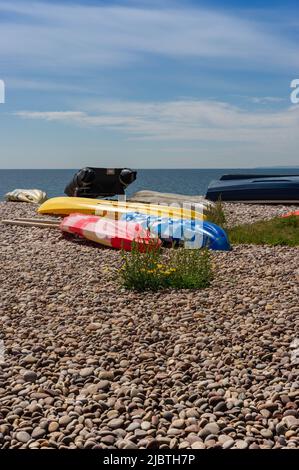 Bateaux colorés sur la plage de Budleigh Salterton, Devon, Angleterre Banque D'Images