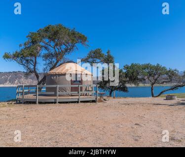 Une yourte surplombe le lac Cachuma, dans le comté de Santa Barbara, en Californie. Banque D'Images