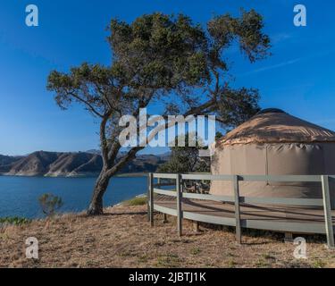 Une yourte surplombe le lac Cachuma, dans le comté de Santa Barbara, en Californie. Banque D'Images