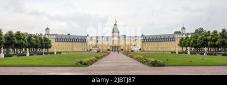 Karlsruhe, Allemagne - 28 août 2021 : Panorama du palais de Karlsruhe avec jardins du palais. Banque D'Images