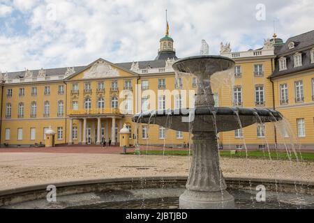 Karlsruhe, Allemagne - 28 août 2021 : Fontaine en face du palais de Karlsruhe. Banque D'Images