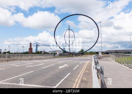 Une vue de la structure art Temenos par Anish Kapoor avec la tour de l'horloge et transporter Bridge en arrière-plan à Middlesbrough Banque D'Images