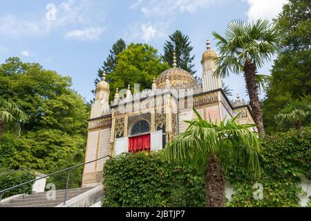 Linderhof, Allemagne - 21 août 2021 : vue latérale sur le kiosque mauresque (kiosque mauresque). Dans le jardin du palais de Linderhof. Banque D'Images