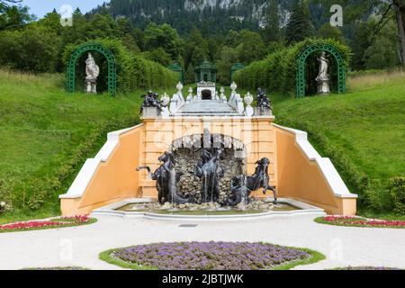 Linderhof, Allemagne - 21 août 2021 : vue sur la fontaine Neptune à l'intérieur du jardin du palais Linderhof. Banque D'Images