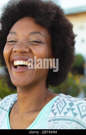 Gros plan portrait d'une femme afro-américaine souriant dans le jardin Banque D'Images