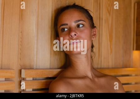 Gros plan de la jeune femme caucasienne dans un peignoir de détente dans le sauna Banque D'Images