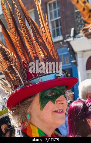 Angleterre, Kent, Rochester, Portrait de Lady in Morris Dancing Costume au festival annuel de la brucelles Banque D'Images