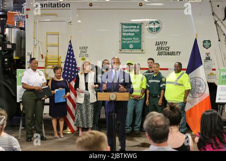 Spring Street DSNY, New York, Etats-Unis, 07 juin 2022 - le maire de New York, Eric Adams, et la commissaire du Département de l'assainissement de la ville de New York, Jessica Tisch, annoncent l'ouverture des inscriptions à l'examen de la fonction publique des travailleurs de l'assainissement à New York. Photo: Crédit PHOTO Luiz Rampelotto/EuropaNewswire OBLIGATOIRE. Banque D'Images
