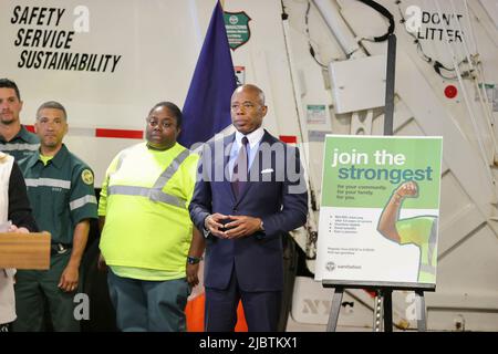 Spring Street DSNY, New York, Etats-Unis, 07 juin 2022 - le maire de New York, Eric Adams, et la commissaire du Département de l'assainissement de la ville de New York, Jessica Tisch, annoncent l'ouverture des inscriptions à l'examen de la fonction publique des travailleurs de l'assainissement à New York. Photo: Crédit PHOTO Luiz Rampelotto/EuropaNewswire OBLIGATOIRE. Banque D'Images