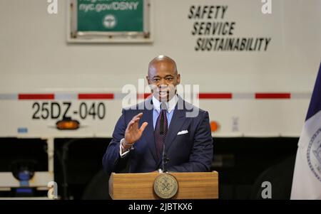 Spring Street DSNY, New York, Etats-Unis, 07 juin 2022 - le maire de New York, Eric Adams, et la commissaire du Département de l'assainissement de la ville de New York, Jessica Tisch, annoncent l'ouverture des inscriptions à l'examen de la fonction publique des travailleurs de l'assainissement à New York. Photo: Crédit PHOTO Luiz Rampelotto/EuropaNewswire OBLIGATOIRE. Banque D'Images