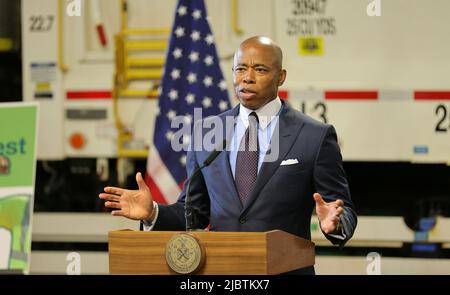 Spring Street DSNY, New York, Etats-Unis, 07 juin 2022 - le maire de New York, Eric Adams, et la commissaire du Département de l'assainissement de la ville de New York, Jessica Tisch, annoncent l'ouverture des inscriptions à l'examen de la fonction publique des travailleurs de l'assainissement à New York. Photo: Crédit PHOTO Luiz Rampelotto/EuropaNewswire OBLIGATOIRE. Banque D'Images