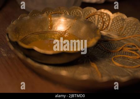 Puja thali du rituel traditionnel indien Raksha Bandhan, un rite ou une cérémonie populaire, traditionnellement hindou Banque D'Images